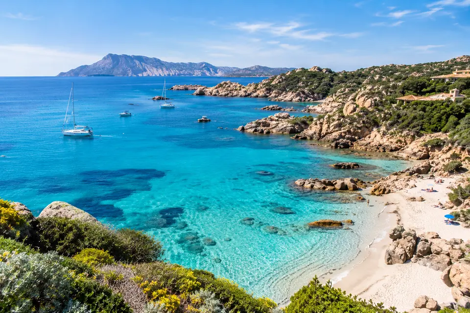 Caletta di acqua turchese tra rocce di granito in Sardegna